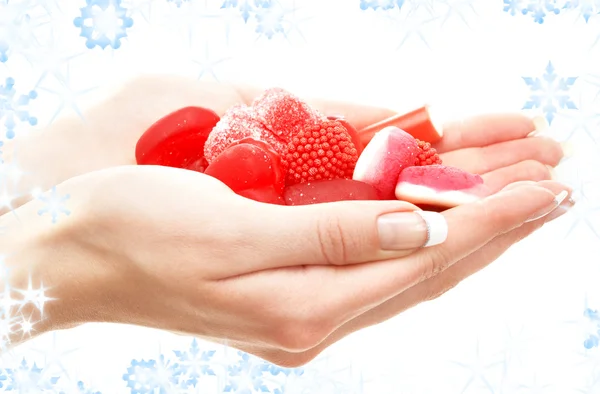 Mãos cheias de bombons vermelhos — Fotografia de Stock