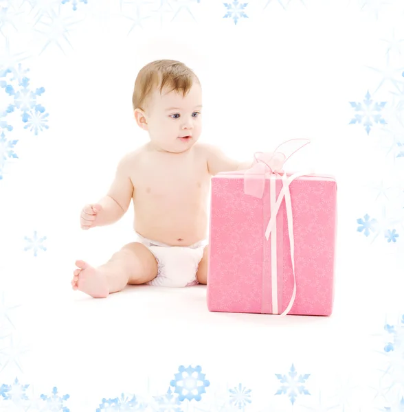 Erkek bebek bezi ile büyük hediye kutusu içinde — Stok fotoğraf