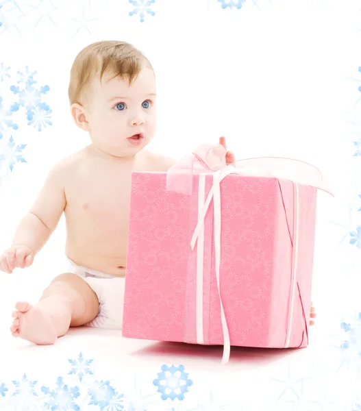 Pojke i blöja med stora presentförpackning — Stockfoto
