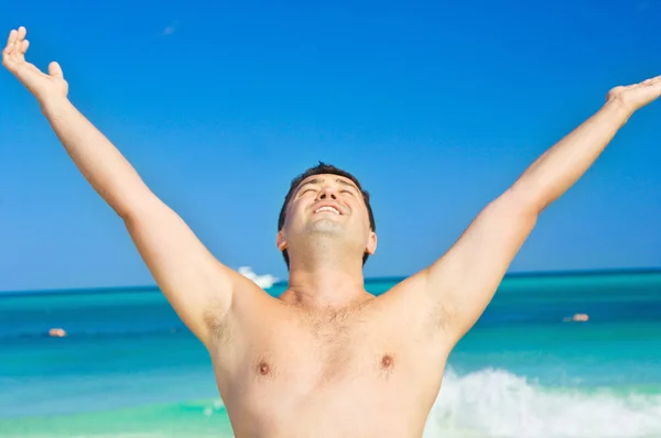 Ευτυχισμένος άνθρωπος στην παραλία — Φωτογραφία Αρχείου