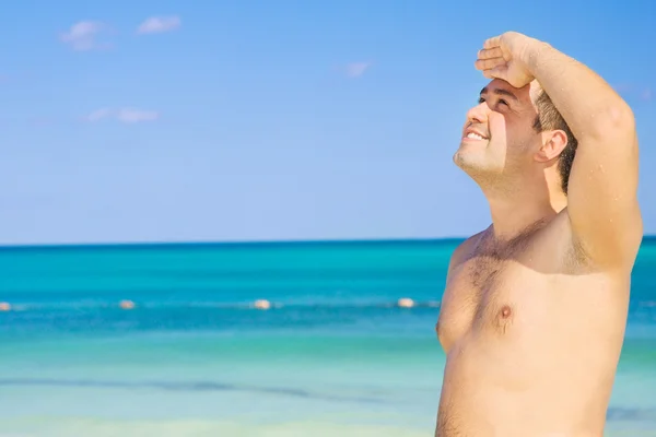 Mutlu bir adam sahilde — Stok fotoğraf