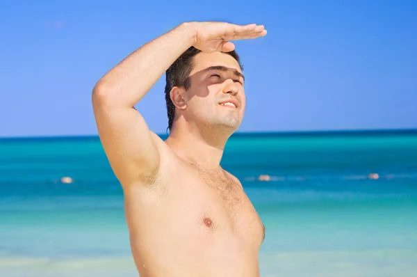 Šťastný muž na pláži — Stock fotografie