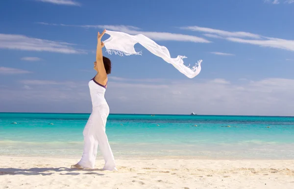 Ευτυχισμένη γυναίκα με λευκό sarong — Φωτογραφία Αρχείου