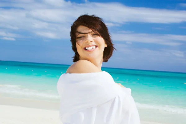 Femme heureuse avec sarong blanc — Photo