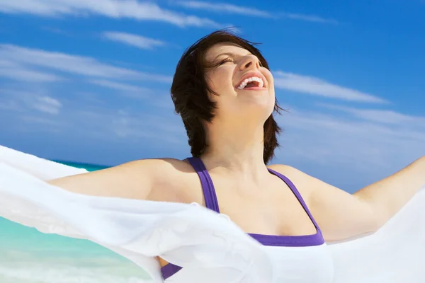 Šťastná žena s bílým sarong — Stock fotografie