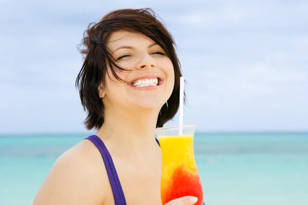 Glad kvinna med färggrann cocktail — Stockfoto