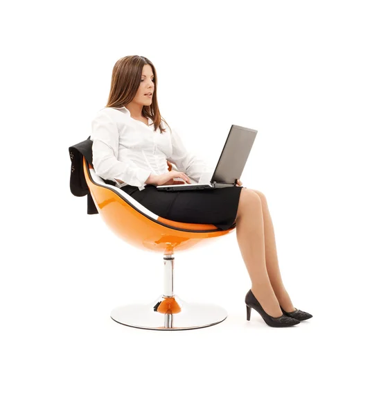 Деловая женщина в кресле с ноутбуком — стоковое фото