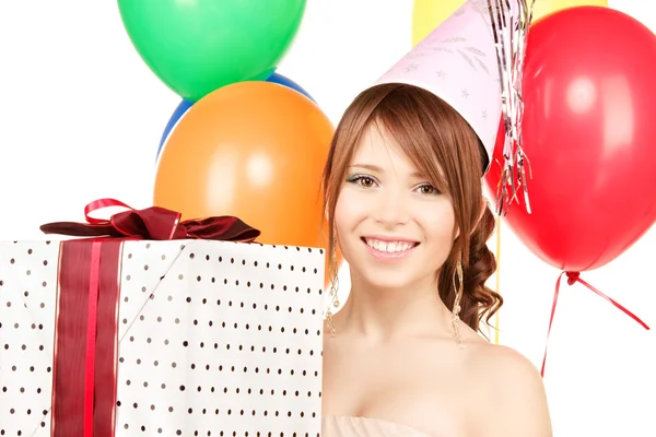 Chica de fiesta con globos y caja de regalo Imágenes de stock libres de derechos