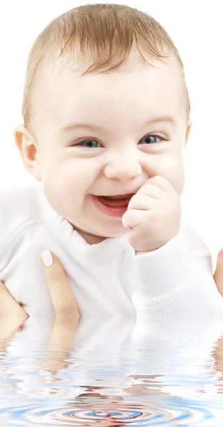 Skrattande bebis i vatten Royaltyfria Stockbilder