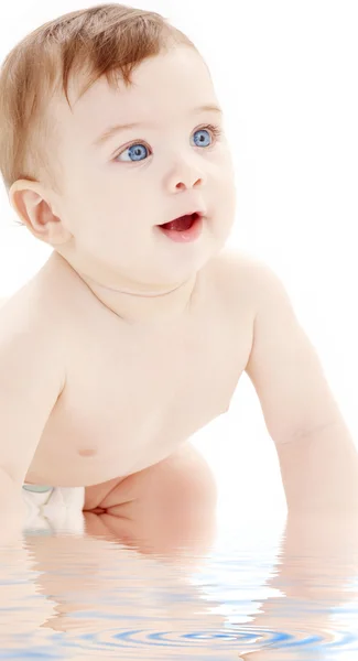 Portret van kruipende babyjongen opzoeken Stockfoto