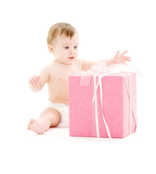 Niño en pañal con caja de regalo grande Imagen De Stock