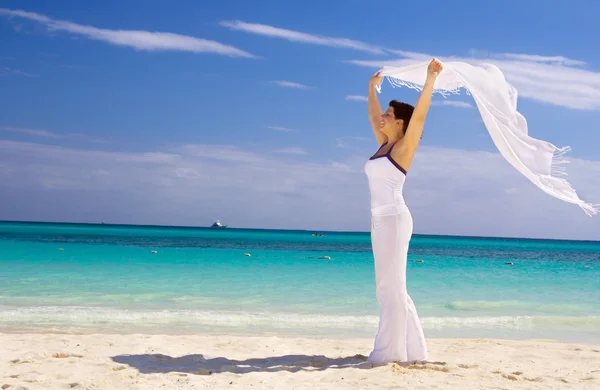Femme heureuse avec sarong blanc Image En Vente