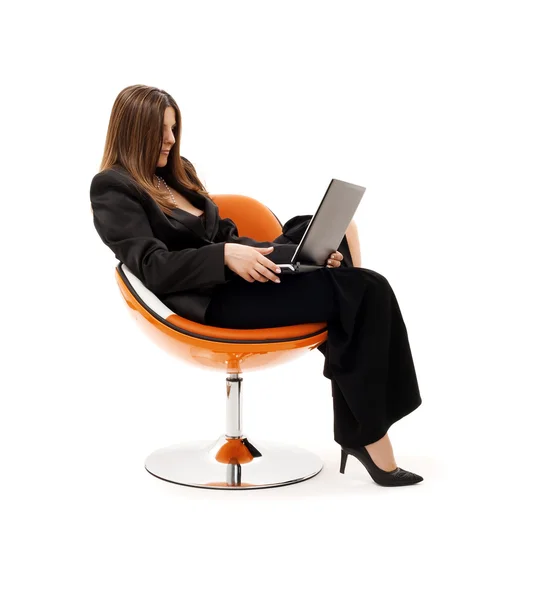 Empresária em cadeira com laptop — Fotografia de Stock