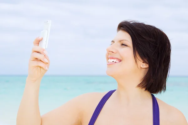 ビーチでの携帯電話で幸せな女 — ストック写真