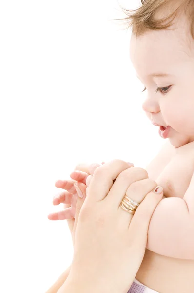 Bambino nelle mani della madre — Foto Stock