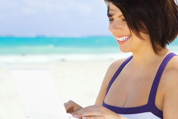 Frau mit Laptop am Strand — Stockfoto