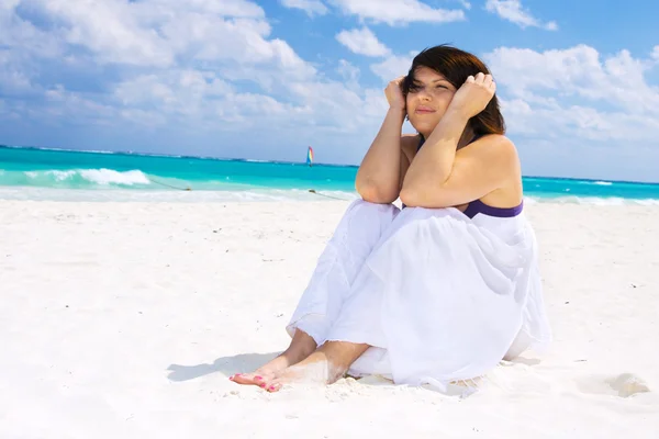 Glad kvinna med vita sarong — Stockfoto