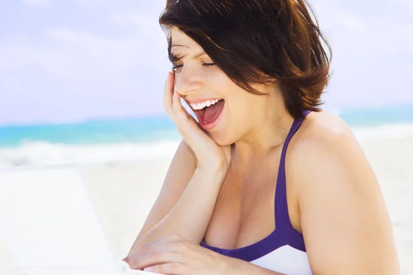 Dizüstü bilgisayar sahilde bir kadınla — Stok fotoğraf