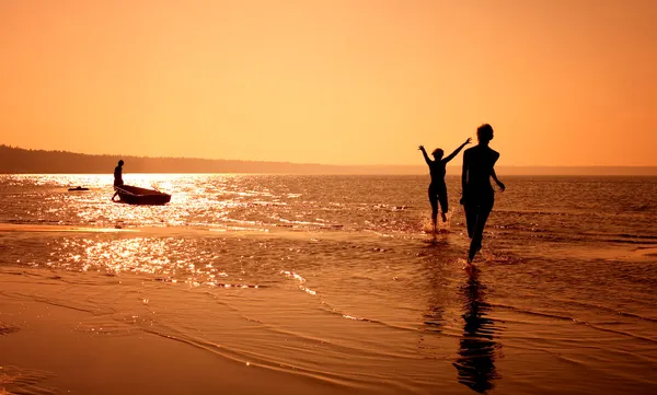 Две девушки играют на пляже — стоковое фото