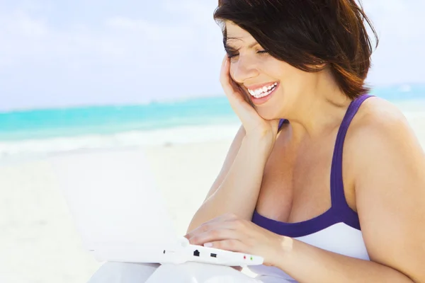 Жінка з ноутбуком на пляжі — стокове фото