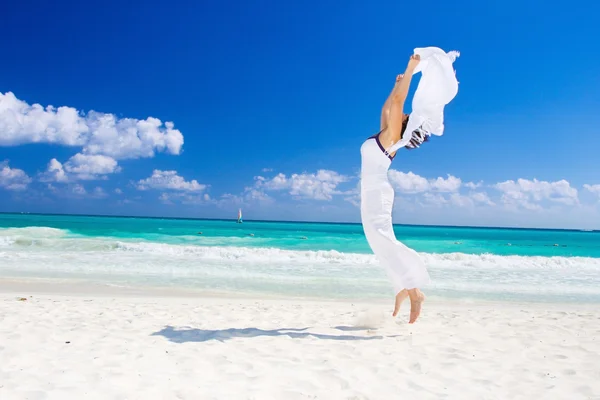 Mujer feliz con sarong blanco — Foto de Stock