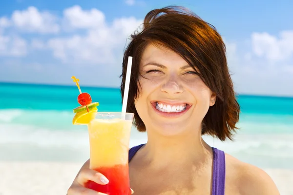 Счастливая женщина с красочным коктейлем — стоковое фото