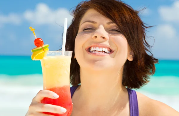Gelukkige vrouw met kleurrijke cocktail — Stockfoto
