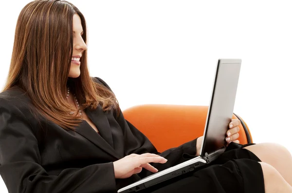 Donna d'affari in sedia con computer portatile — Foto Stock