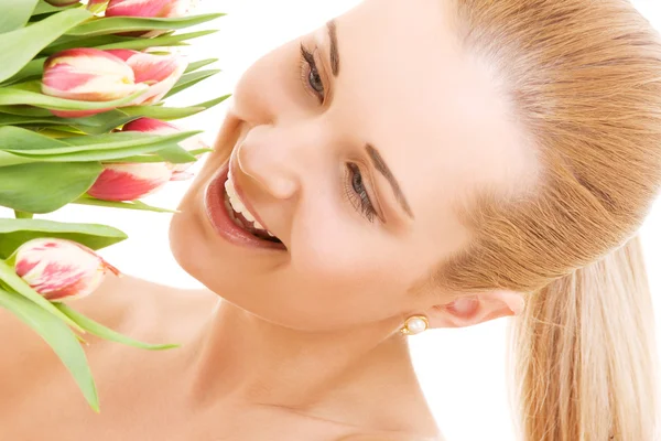 Boldog nő virágokkal — Stock Fotó