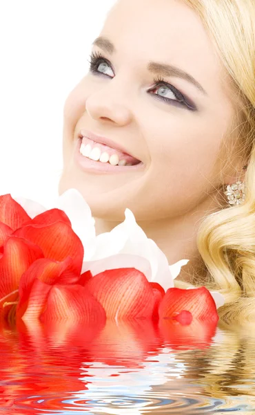 Mujer feliz con flores de lirio — Foto de Stock