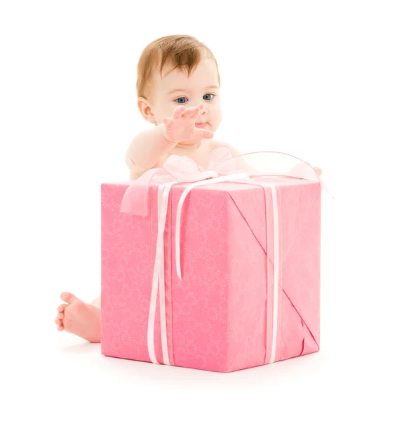 Babyjongen met grote geschenkverpakking — Stockfoto