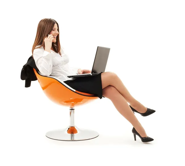 在椅子上，笔记本电脑和手机的女商人 — 图库照片