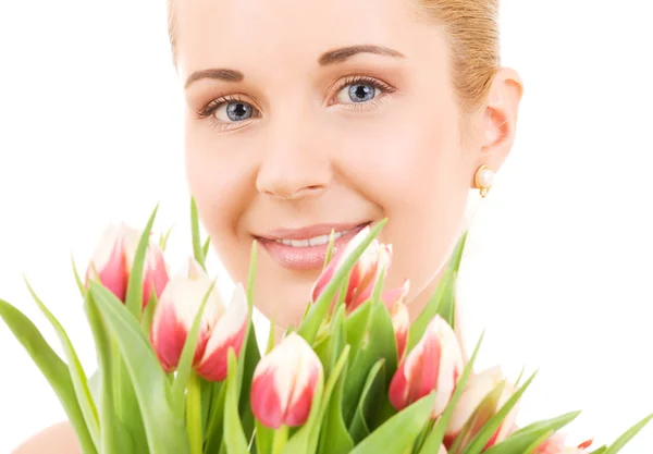 Szczęśliwa kobieta z kwiatami — Zdjęcie stockowe