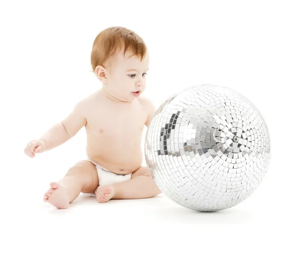 Adorable bebé chico con grande disco bola —  Fotos de Stock