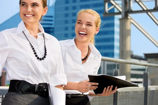 Две счастливые деловые женщины с папками — стоковое фото