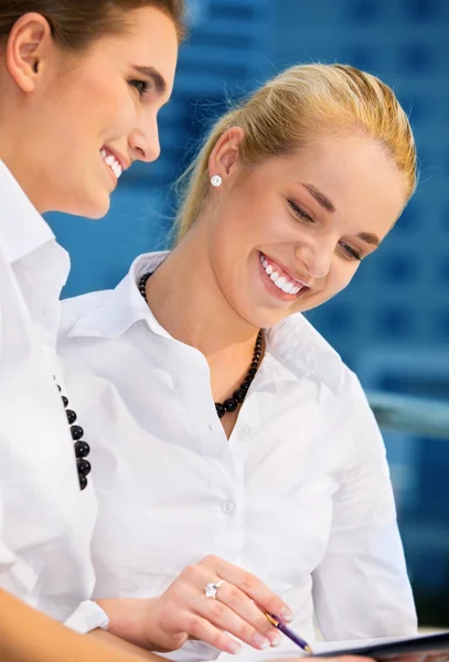 Zwei glückliche Geschäftsfrauen mit Papieren — Stockfoto