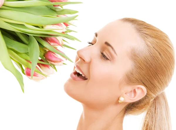 Mujer feliz con flores —  Fotos de Stock
