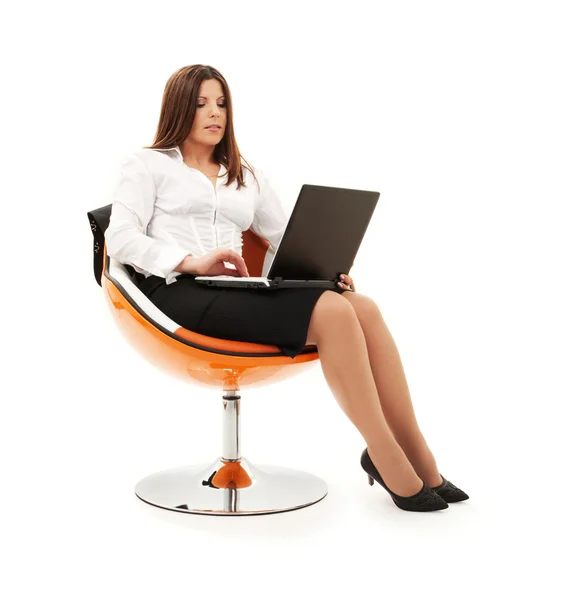 Femme d'affaires dans la chaise avec ordinateur portable — Photo