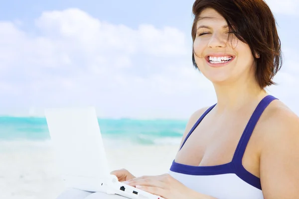 Frau mit Laptop am Strand — Stockfoto