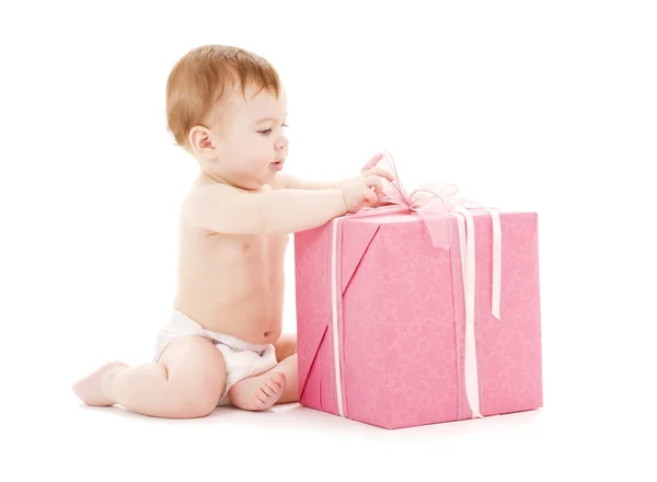 Дитячий хлопчик з великою подарунковою коробкою — стокове фото