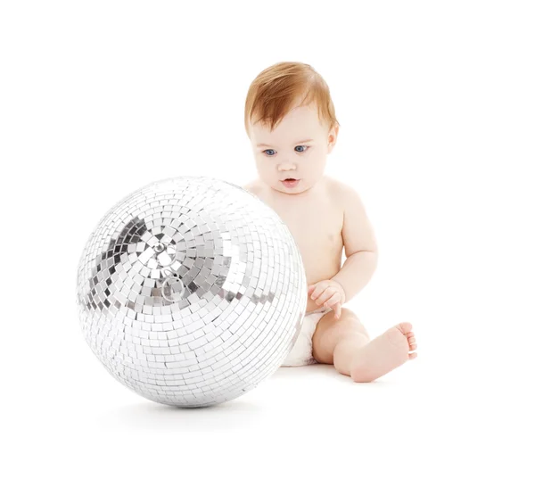 Adorable bébé garçon avec grosse boule disco — Photo