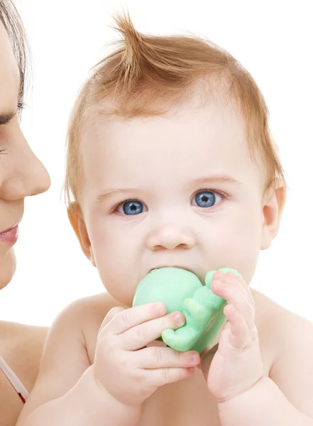 Babyjongen met groen plastic speelgoed — Stockfoto