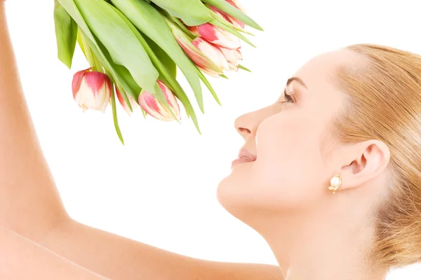 Lycklig kvinna med blommor — Stockfoto