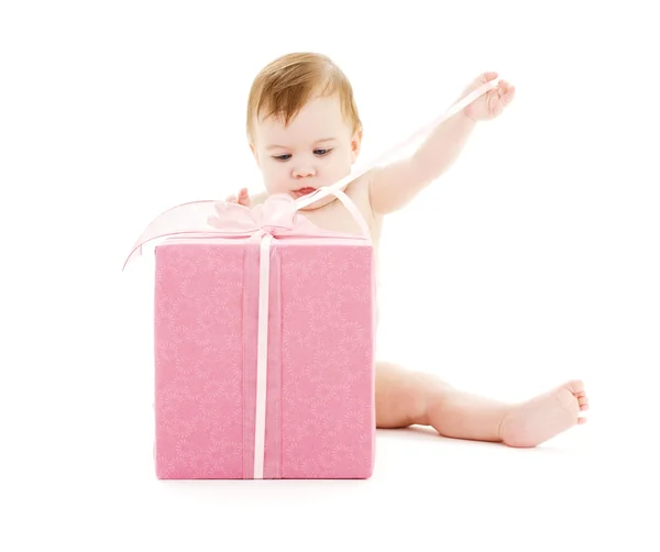 Kisfiú, nagy ajándék doboz — Stock Fotó