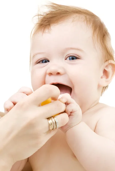 Bambino con giocattolo di plastica gialla — Foto Stock