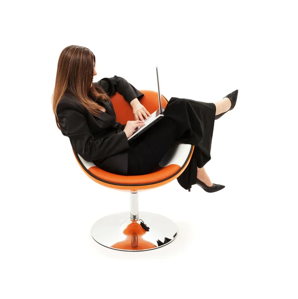 Affärskvinna i stol med laptop — Stockfoto