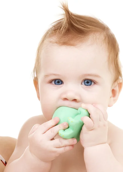 Малыш с зеленой пластиковой игрушкой — стоковое фото