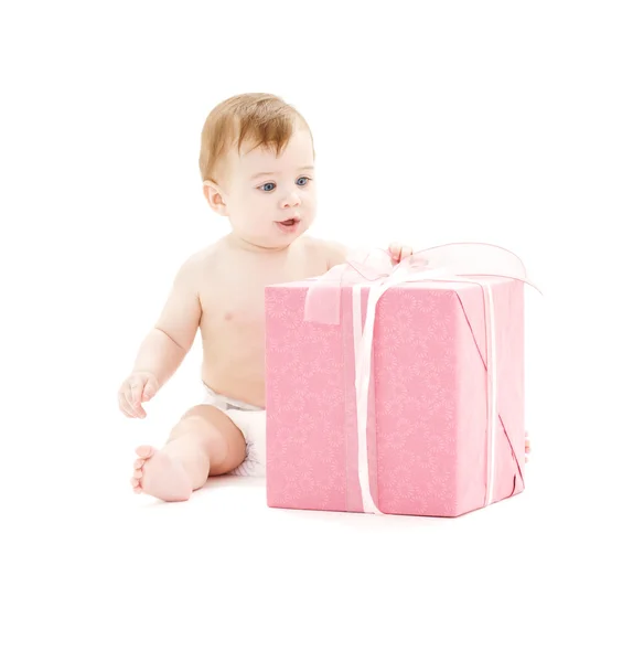 大きなギフト ボックスと男の赤ちゃん — ストック写真