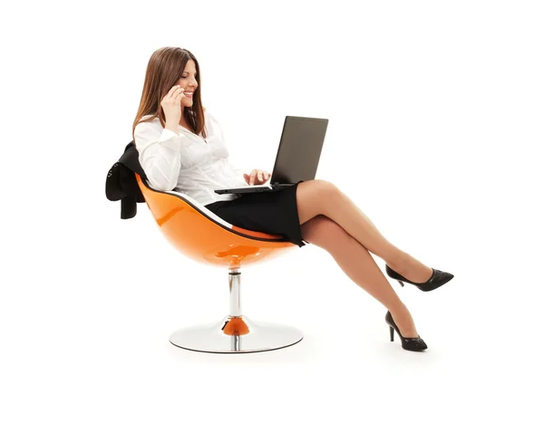 Femme d'affaires dans la chaise avec ordinateur portable et téléphone — Photo