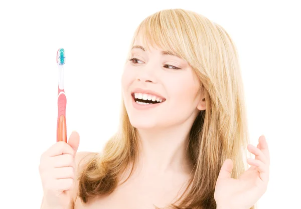Счастливая девушка с зубной щеткой — стоковое фото
